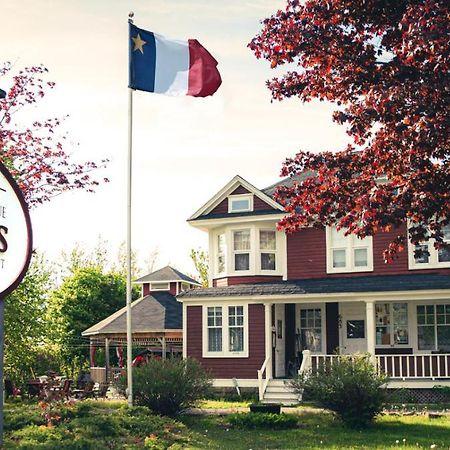 Complexe D'Hebergement La Maison Touristique Dugas Caraquet Exteriör bild
