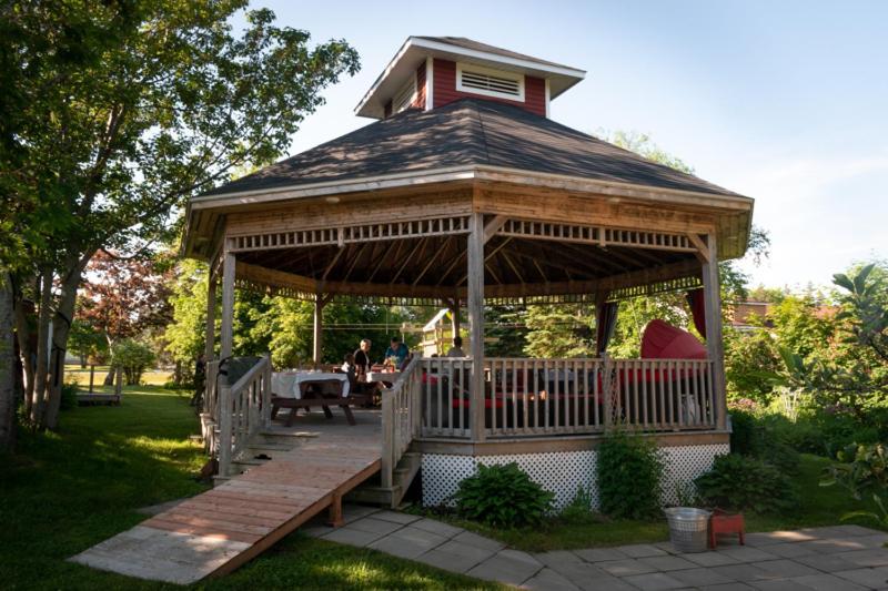 Complexe D'Hebergement La Maison Touristique Dugas Caraquet Exteriör bild