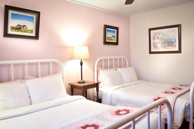 Complexe D'Hebergement La Maison Touristique Dugas Caraquet Exteriör bild