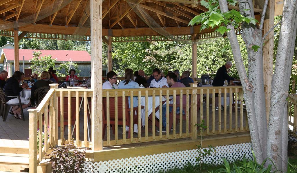Complexe D'Hebergement La Maison Touristique Dugas Caraquet Exteriör bild