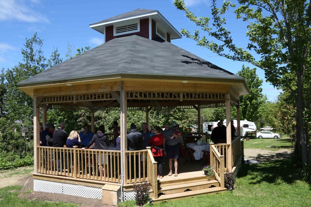 Complexe D'Hebergement La Maison Touristique Dugas Caraquet Exteriör bild