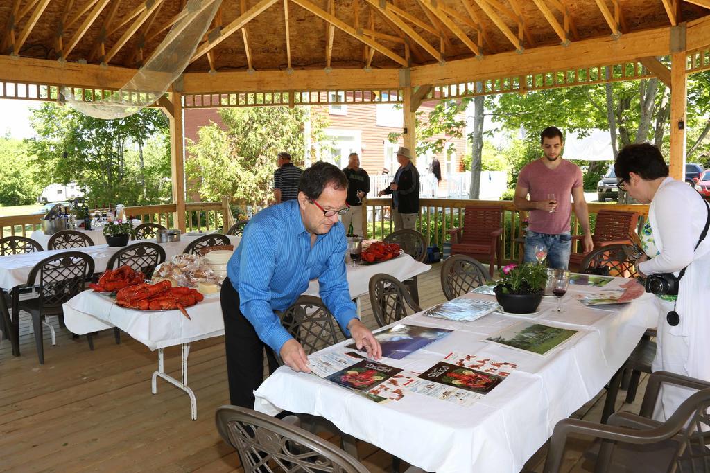 Complexe D'Hebergement La Maison Touristique Dugas Caraquet Exteriör bild