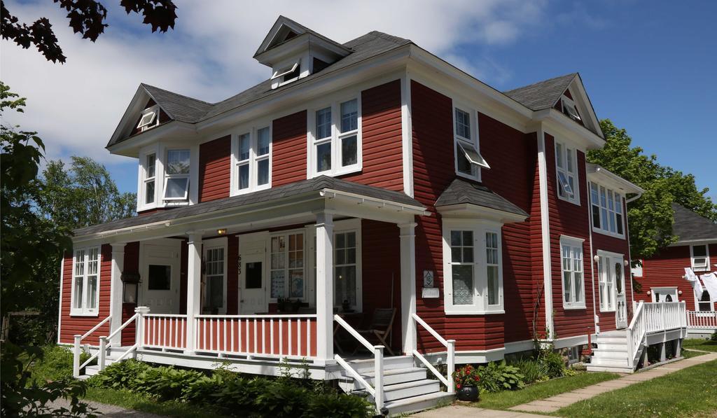 Complexe D'Hebergement La Maison Touristique Dugas Caraquet Exteriör bild